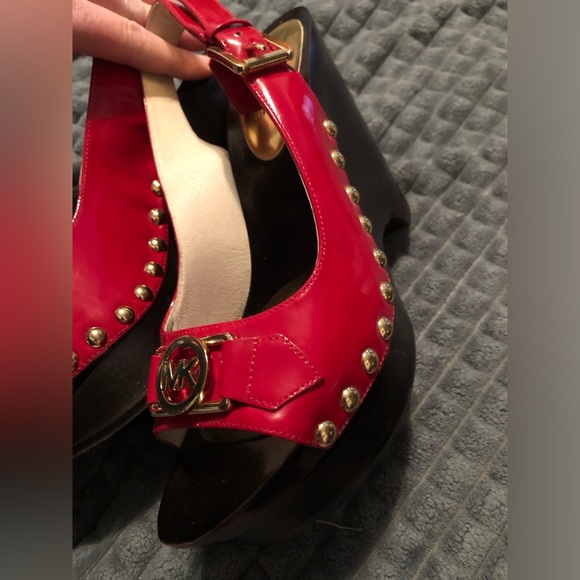 LIKE NEW MICHAEL KORS SLINGBACK WEDGE PATENT LEATHER SANDALS - Picture 12 of 12